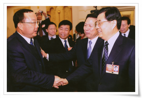 在十一屆全國人大會議上，時任中共中央總書記胡錦濤親切接見集團創始人劉慶年